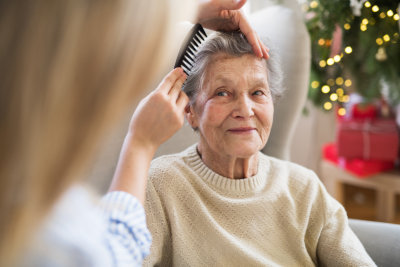 woman comb her patient's hair